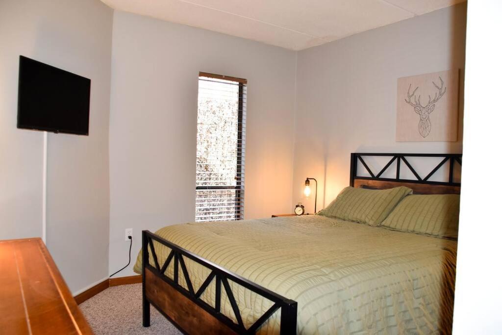Cozy Mountain Getaway! Mountain Views! 2 Bed, 2 Bath, Sleeps 6 Apartment Gatlinburg Bagian luar foto