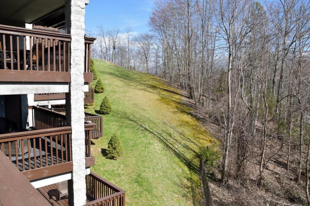 Cozy Mountain Getaway! Mountain Views! 2 Bed, 2 Bath, Sleeps 6 Apartment Gatlinburg Bagian luar foto