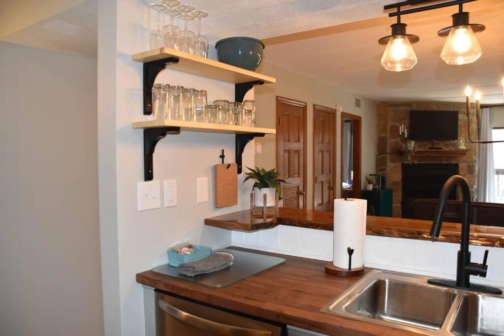 Cozy Mountain Getaway! Mountain Views! 2 Bed, 2 Bath, Sleeps 6 Apartment Gatlinburg Bagian luar foto