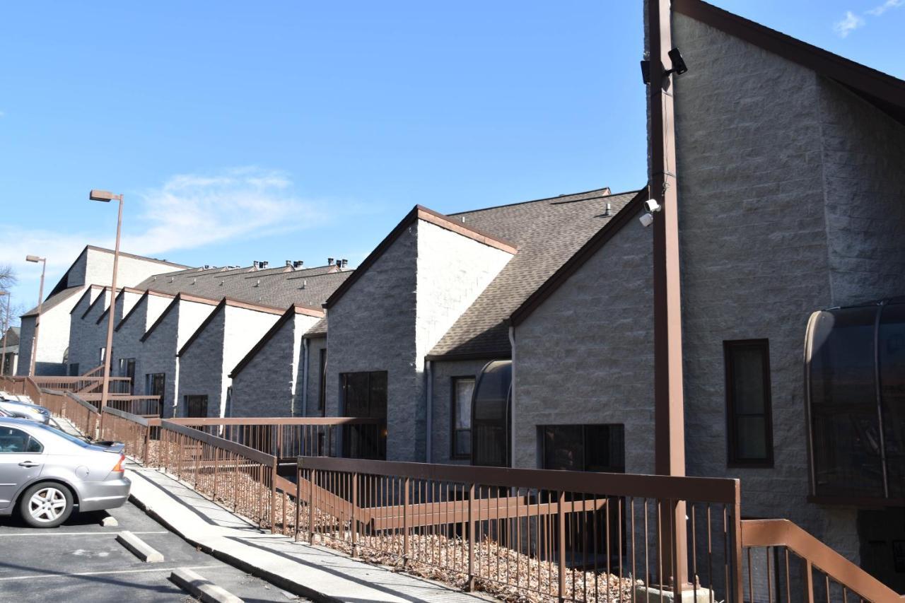 Cozy Mountain Getaway! Mountain Views! 2 Bed, 2 Bath, Sleeps 6 Apartment Gatlinburg Bagian luar foto