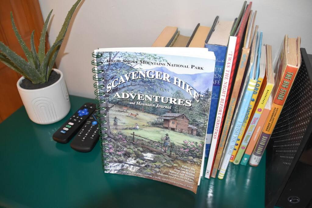 Cozy Mountain Getaway! Mountain Views! 2 Bed, 2 Bath, Sleeps 6 Apartment Gatlinburg Bagian luar foto