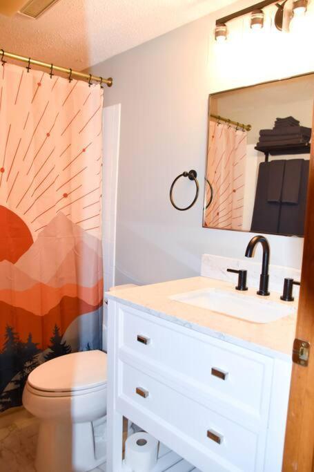 Cozy Mountain Getaway! Mountain Views! 2 Bed, 2 Bath, Sleeps 6 Apartment Gatlinburg Bagian luar foto