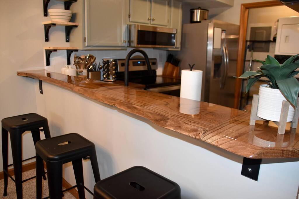 Cozy Mountain Getaway! Mountain Views! 2 Bed, 2 Bath, Sleeps 6 Apartment Gatlinburg Bagian luar foto