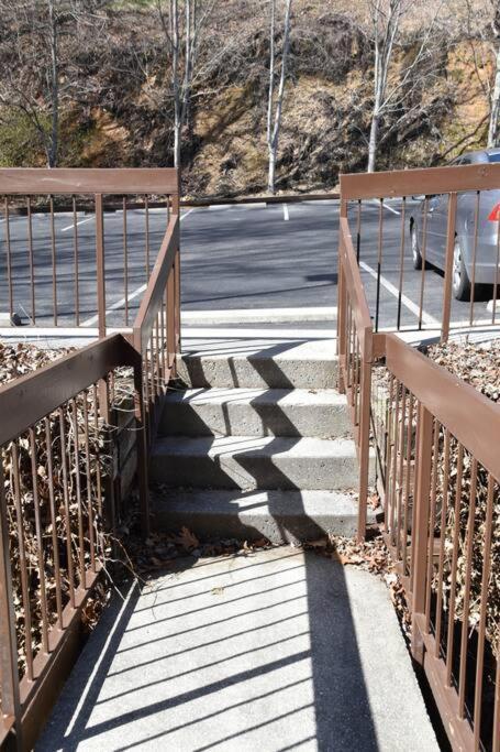 Cozy Mountain Getaway! Mountain Views! 2 Bed, 2 Bath, Sleeps 6 Apartment Gatlinburg Bagian luar foto