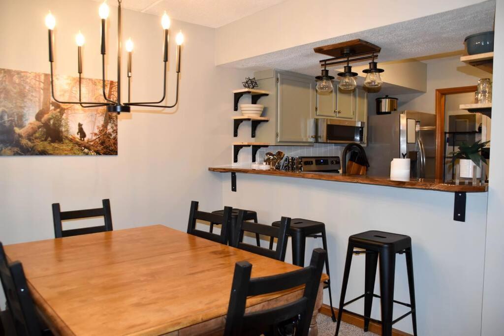 Cozy Mountain Getaway! Mountain Views! 2 Bed, 2 Bath, Sleeps 6 Apartment Gatlinburg Bagian luar foto