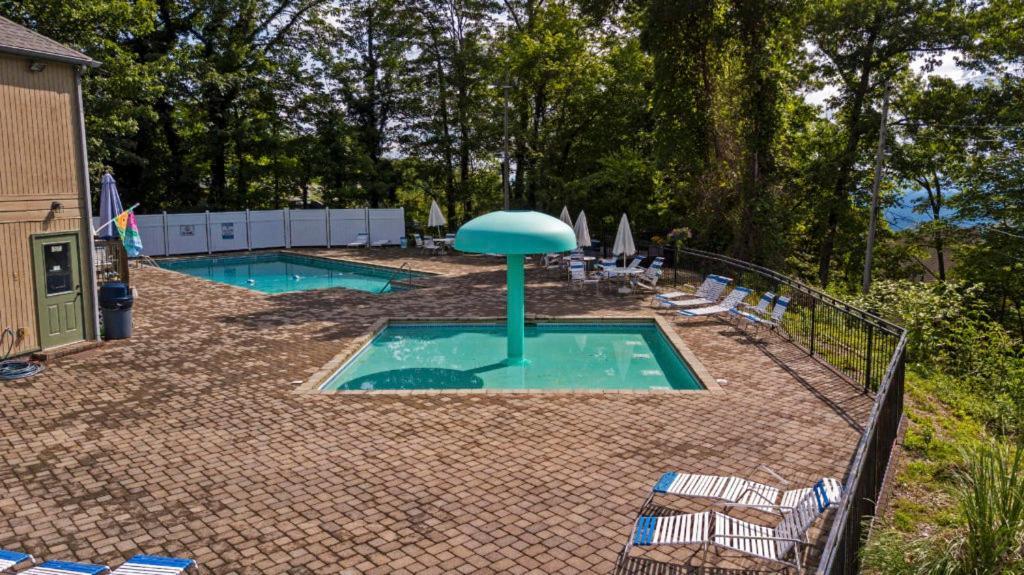 Cozy Mountain Getaway! Mountain Views! 2 Bed, 2 Bath, Sleeps 6 Apartment Gatlinburg Bagian luar foto